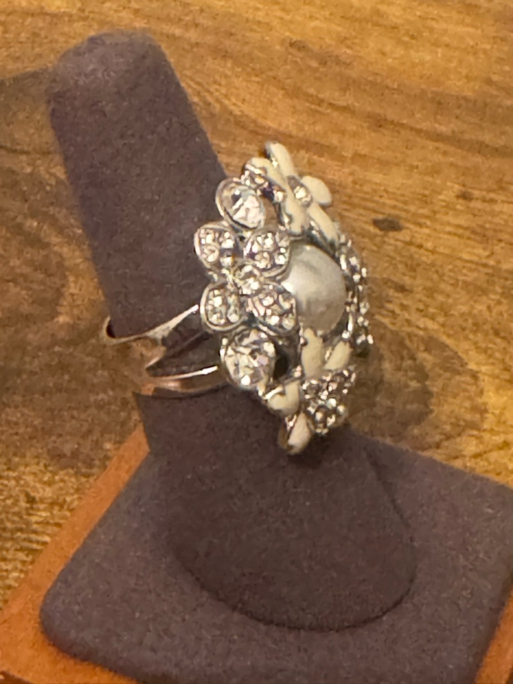 Lia Sophia Silver Tone Floral Rhinestone Enamel Pearl Statement‎ Ring Size 7 - Picture 4 of 10